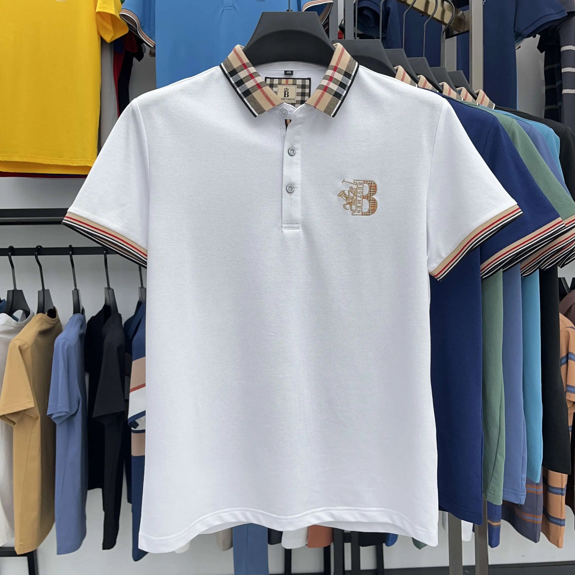 https://cdn.shopify.com/s/files/1/0807/0745/3272/files/Camisa-polo-de-algod-o-de-manga-curta-bordada-masculina-tops-de-lapela-empresarial-marca-de.jpg__1.webp?v=1724446480