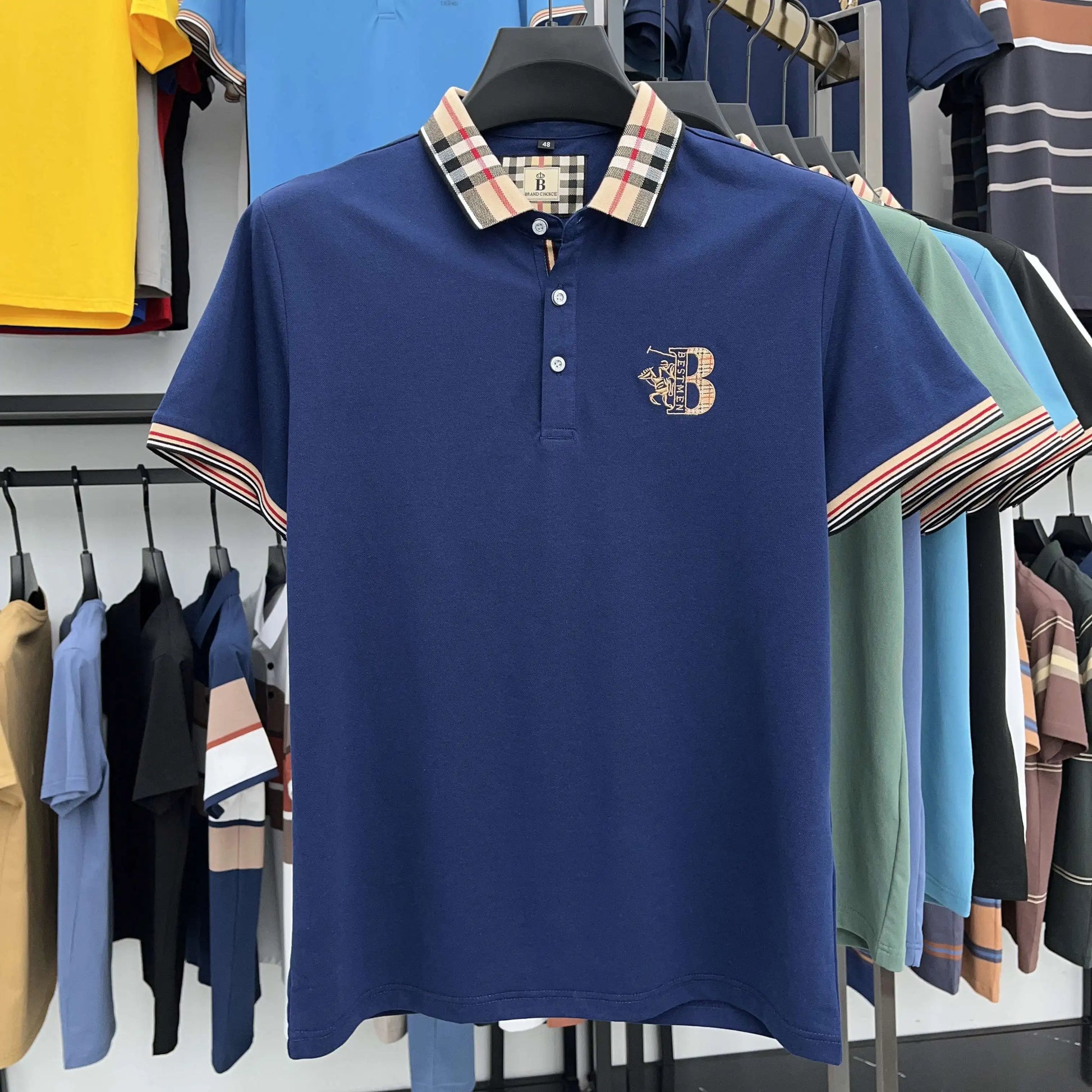 https://cdn.shopify.com/s/files/1/0807/0745/3272/files/Camisa-polo-de-algod-o-de-manga-curta-bordada-masculina-tops-de-lapela-empresarial-marca-de.jpg__3.webp?v=1724446479