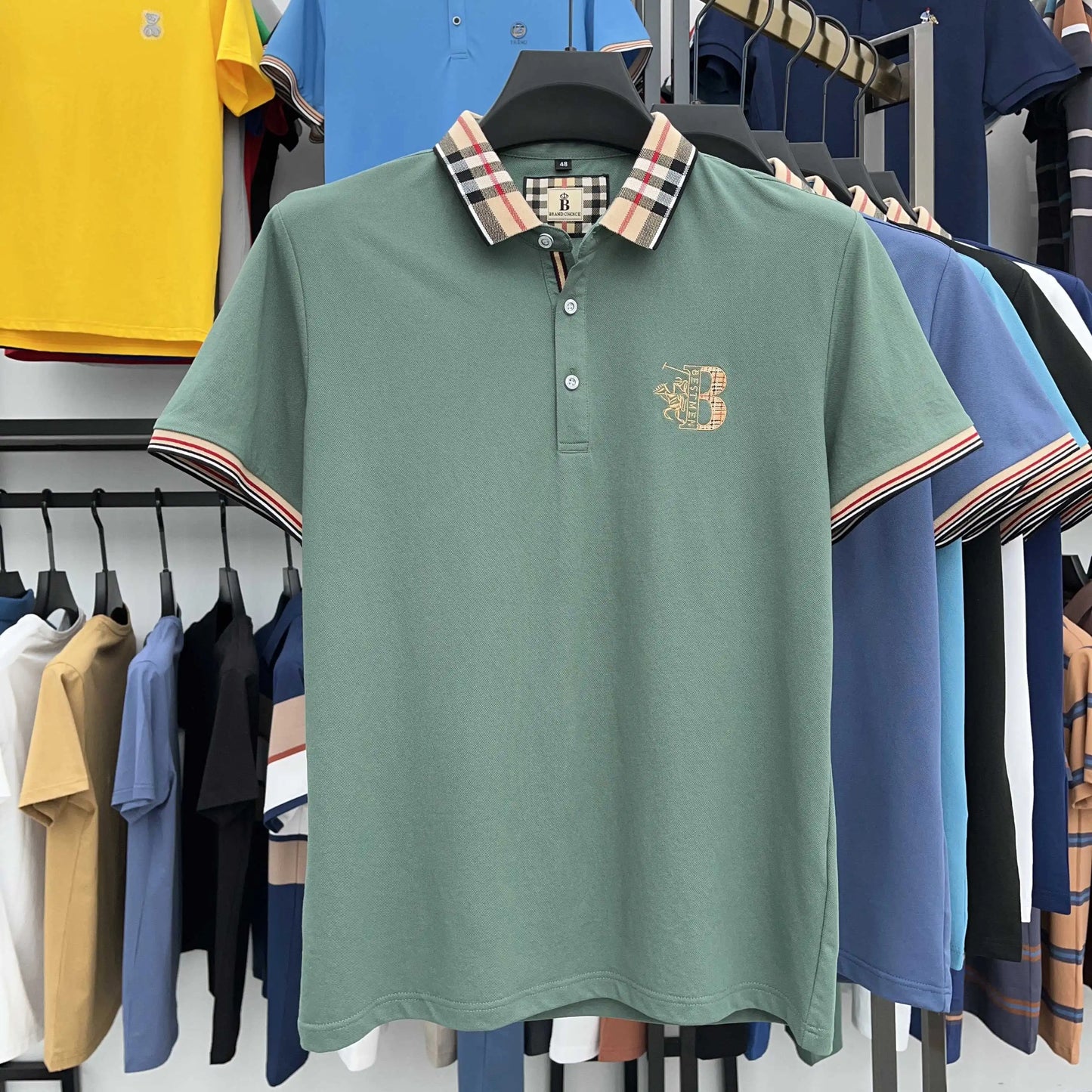 https://cdn.shopify.com/s/files/1/0807/0745/3272/files/Camisa-polo-de-algod-o-de-manga-curta-bordada-masculina-tops-de-lapela-empresarial-marca-de.jpg__4.webp?v=1724446479
