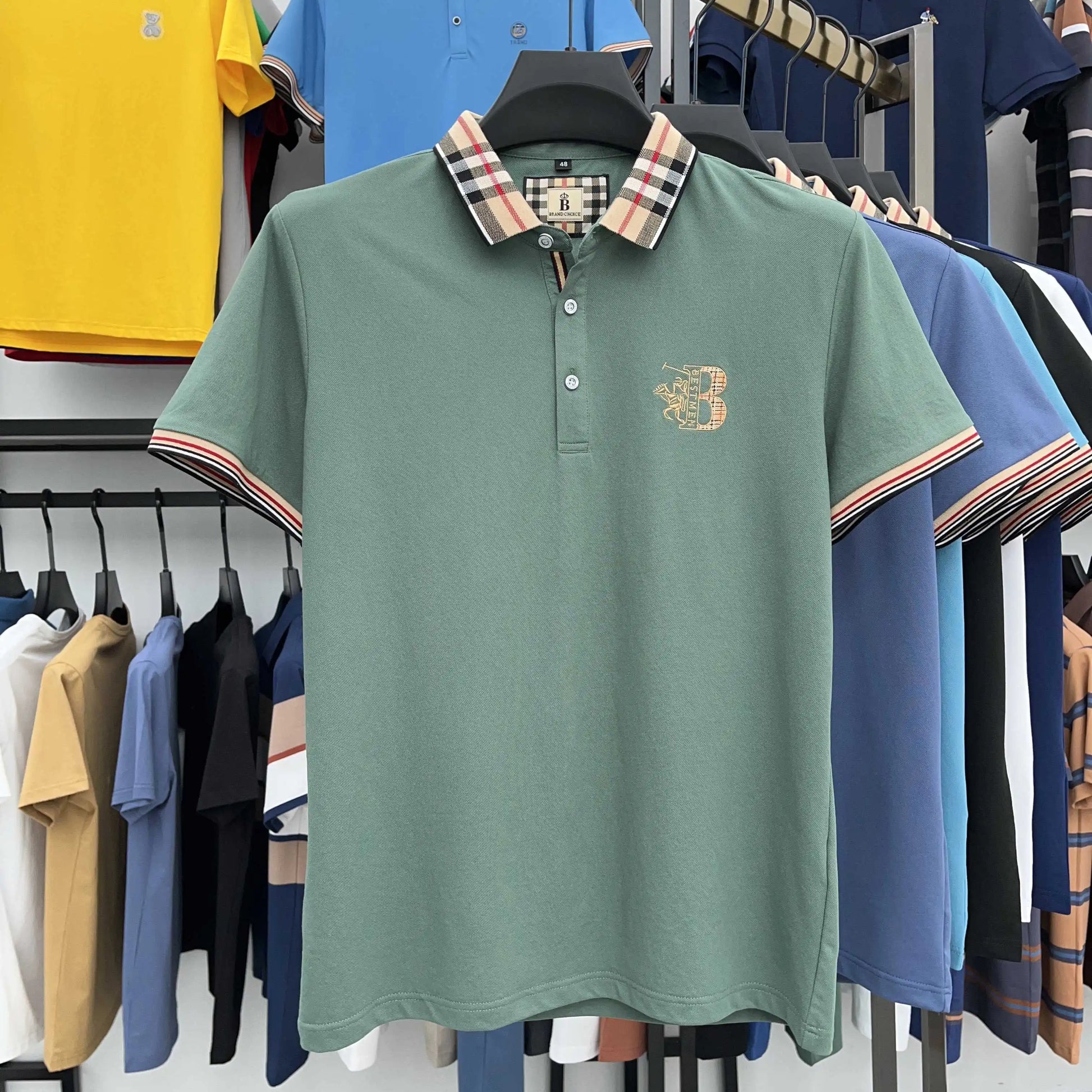https://cdn.shopify.com/s/files/1/0807/0745/3272/files/Camisa-polo-de-algod-o-de-manga-curta-bordada-masculina-tops-de-lapela-empresarial-marca-de.jpg__4.webp?v=1724446479