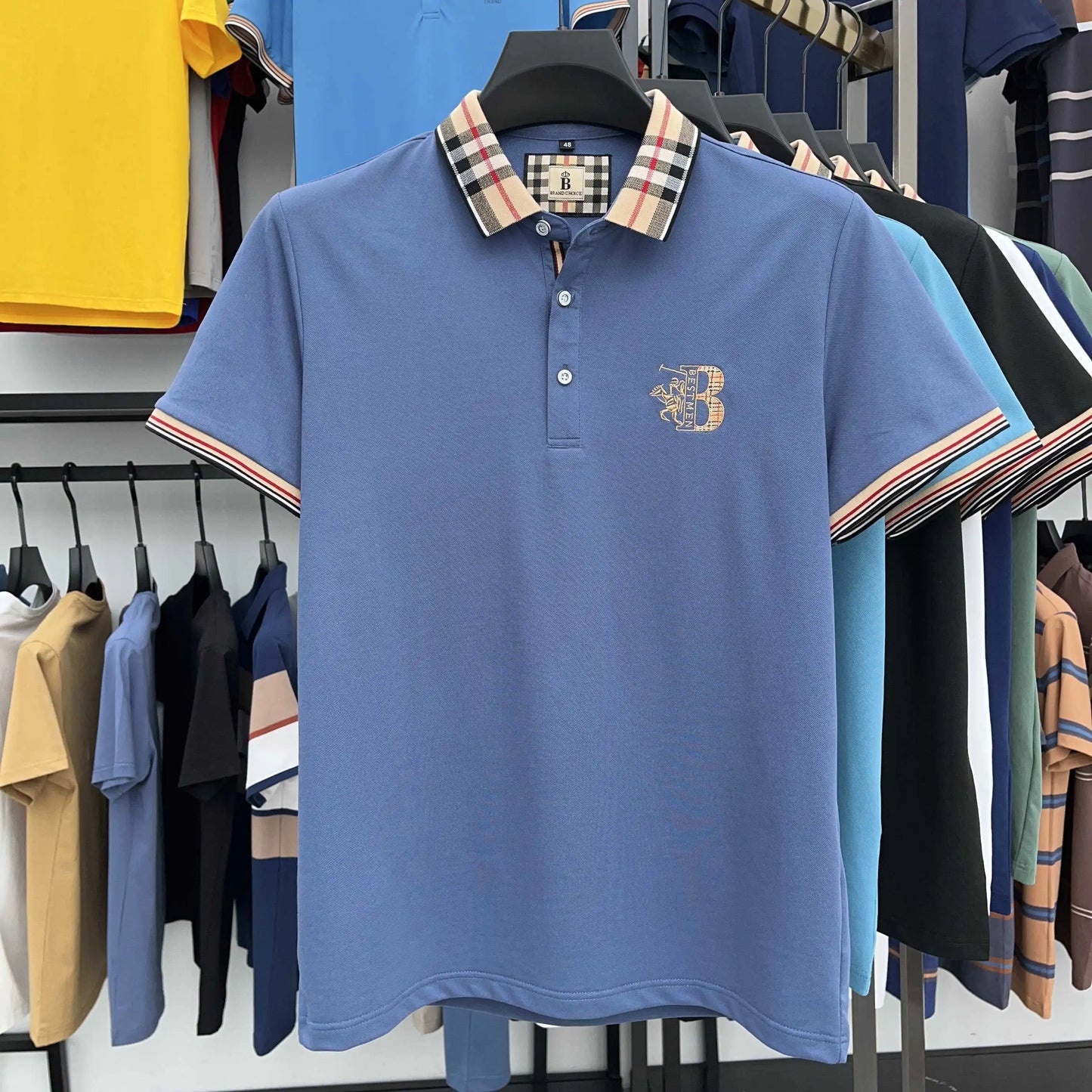 https://cdn.shopify.com/s/files/1/0807/0745/3272/files/Camisa-polo-de-algod-o-de-manga-curta-bordada-masculina-tops-de-lapela-empresarial-marca-de.jpg__5.webp?v=1724446479