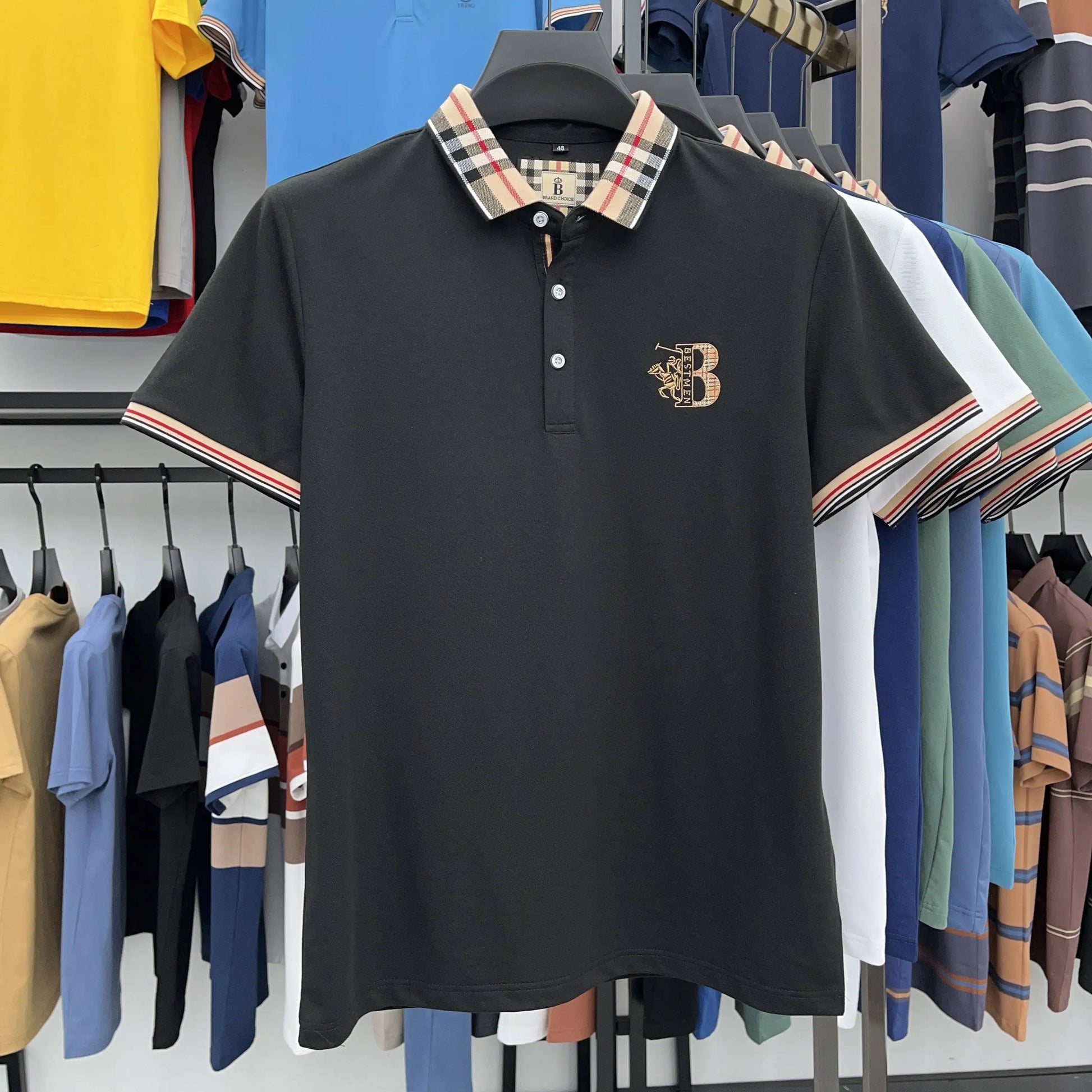 https://cdn.shopify.com/s/files/1/0807/0745/3272/files/Camisa-polo-de-algod-o-de-manga-curta-bordada-masculina-tops-de-lapela-empresarial-marca-de_jpg.webp?v=1724446478